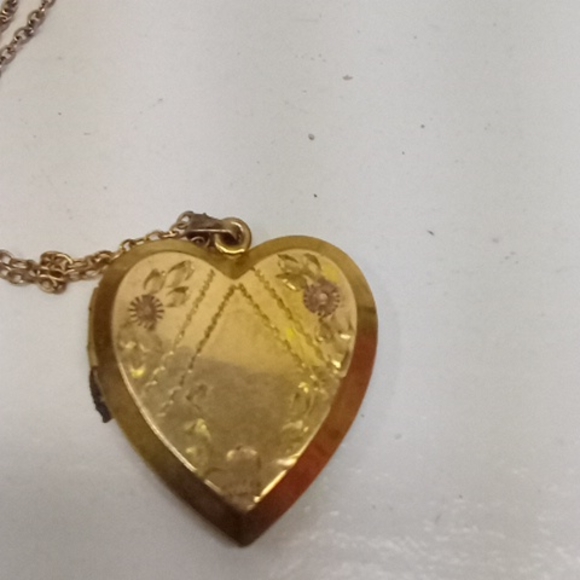 Vintage A made Heart locket with chain 1/20 12k of - Picture 2 of 2